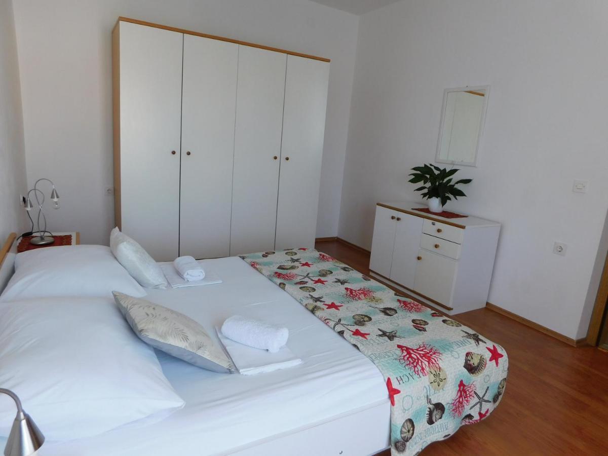 Apartmani Salus Pag Town Exteriör bild