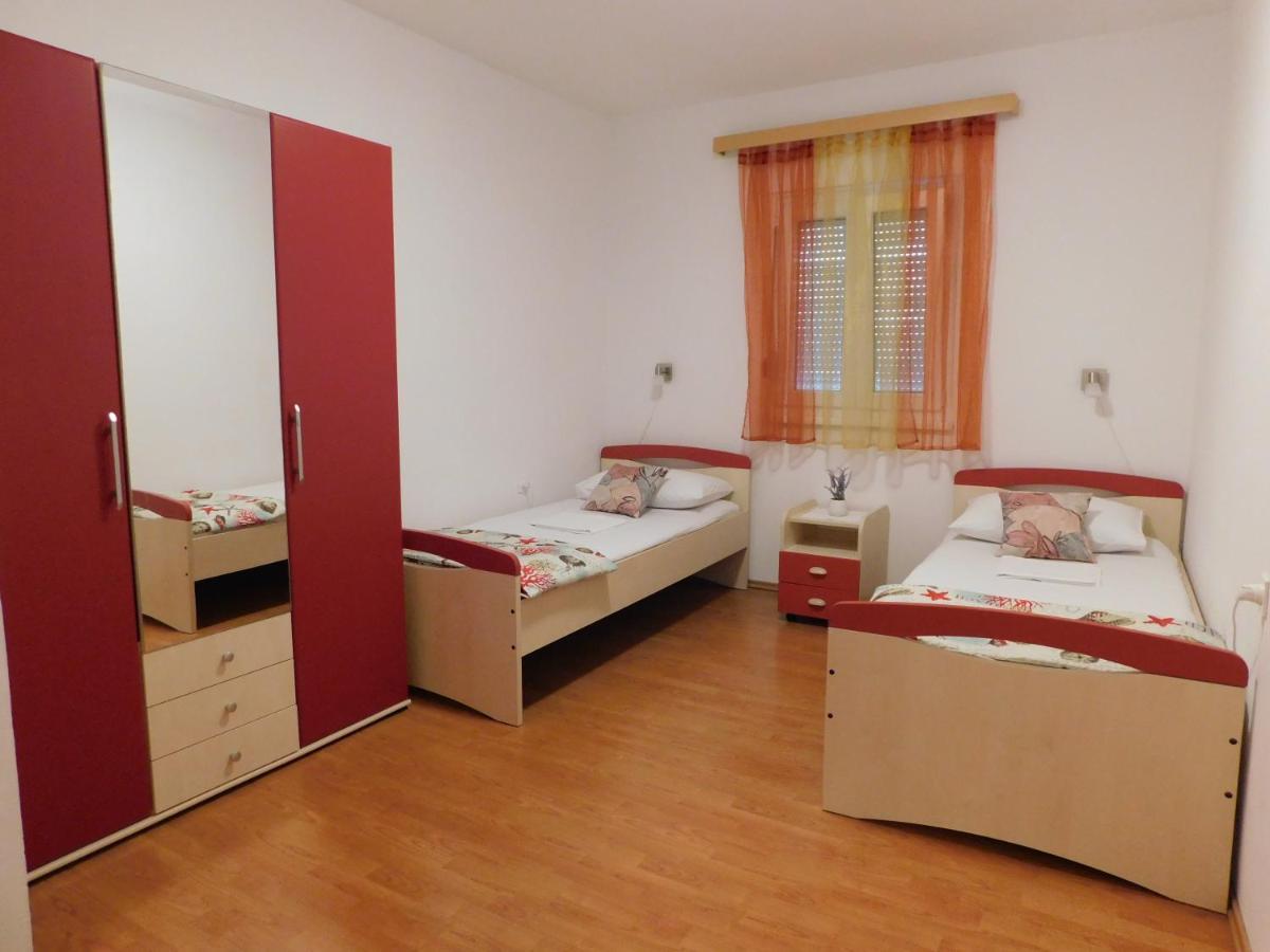 Apartmani Salus Pag Town Exteriör bild