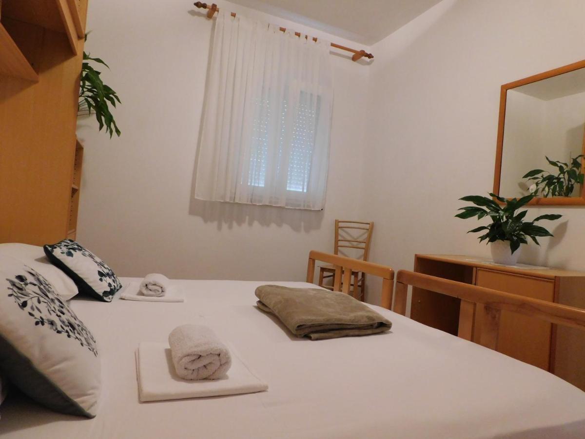 Apartmani Salus Pag Town Exteriör bild
