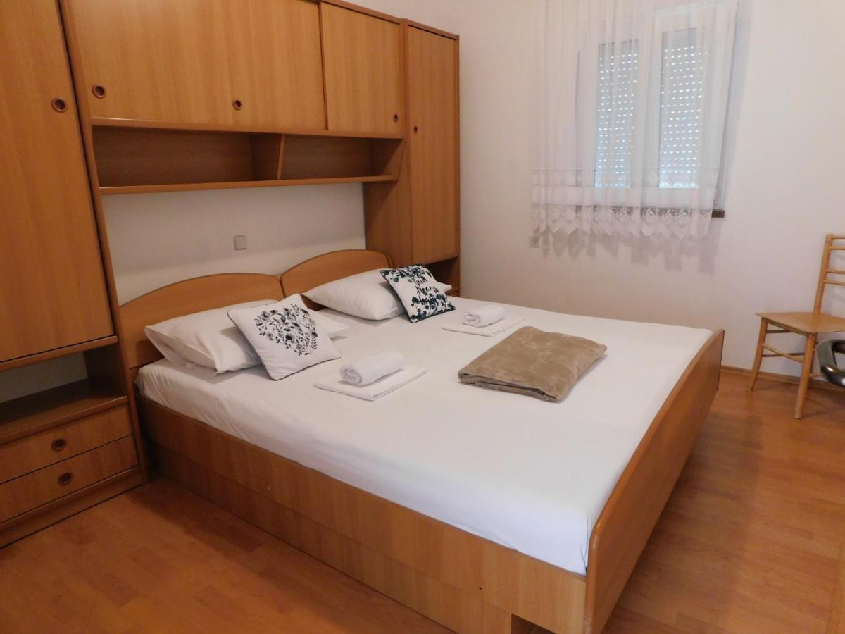 Apartmani Salus Pag Town Exteriör bild