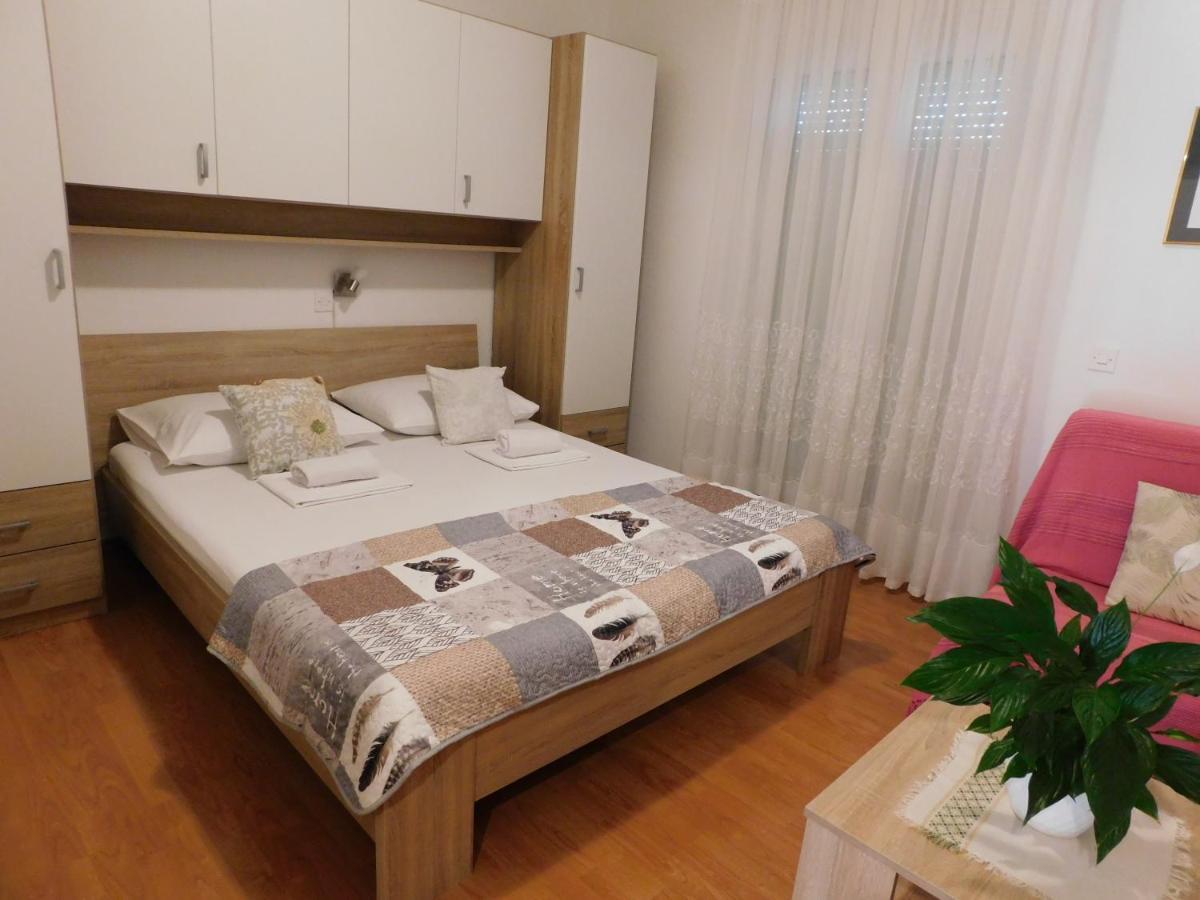 Apartmani Salus Pag Town Exteriör bild