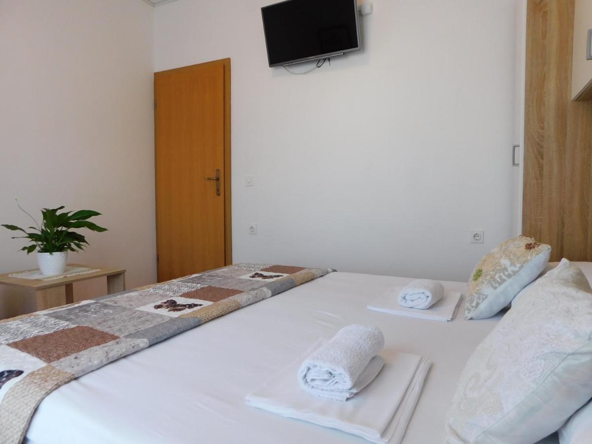Apartmani Salus Pag Town Exteriör bild