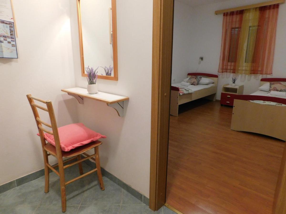 Apartmani Salus Pag Town Exteriör bild