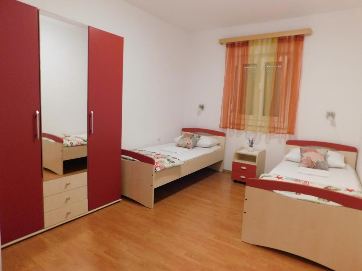 Apartmani Salus Pag Town Exteriör bild