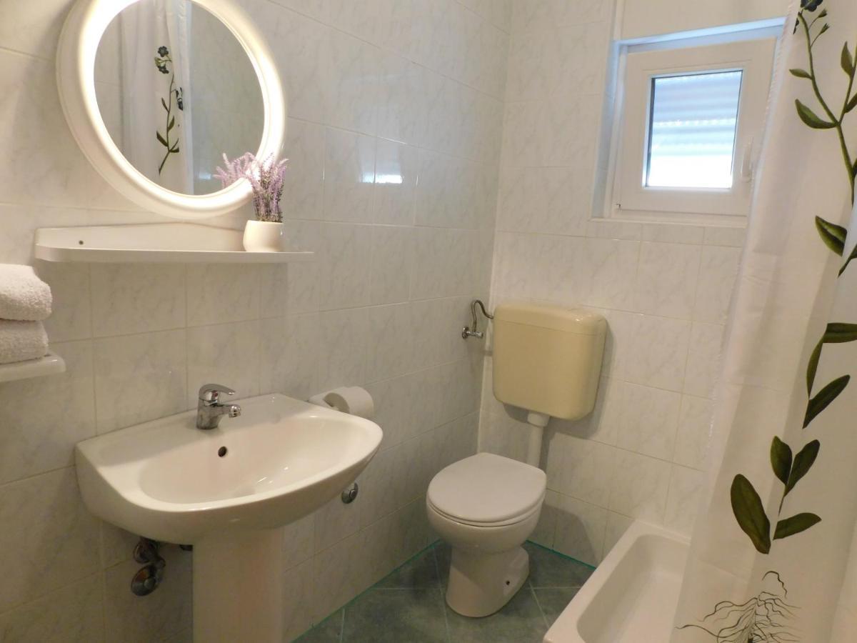 Apartmani Salus Pag Town Exteriör bild
