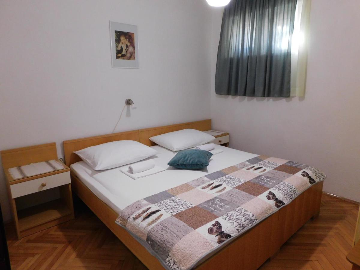 Apartmani Salus Pag Town Exteriör bild