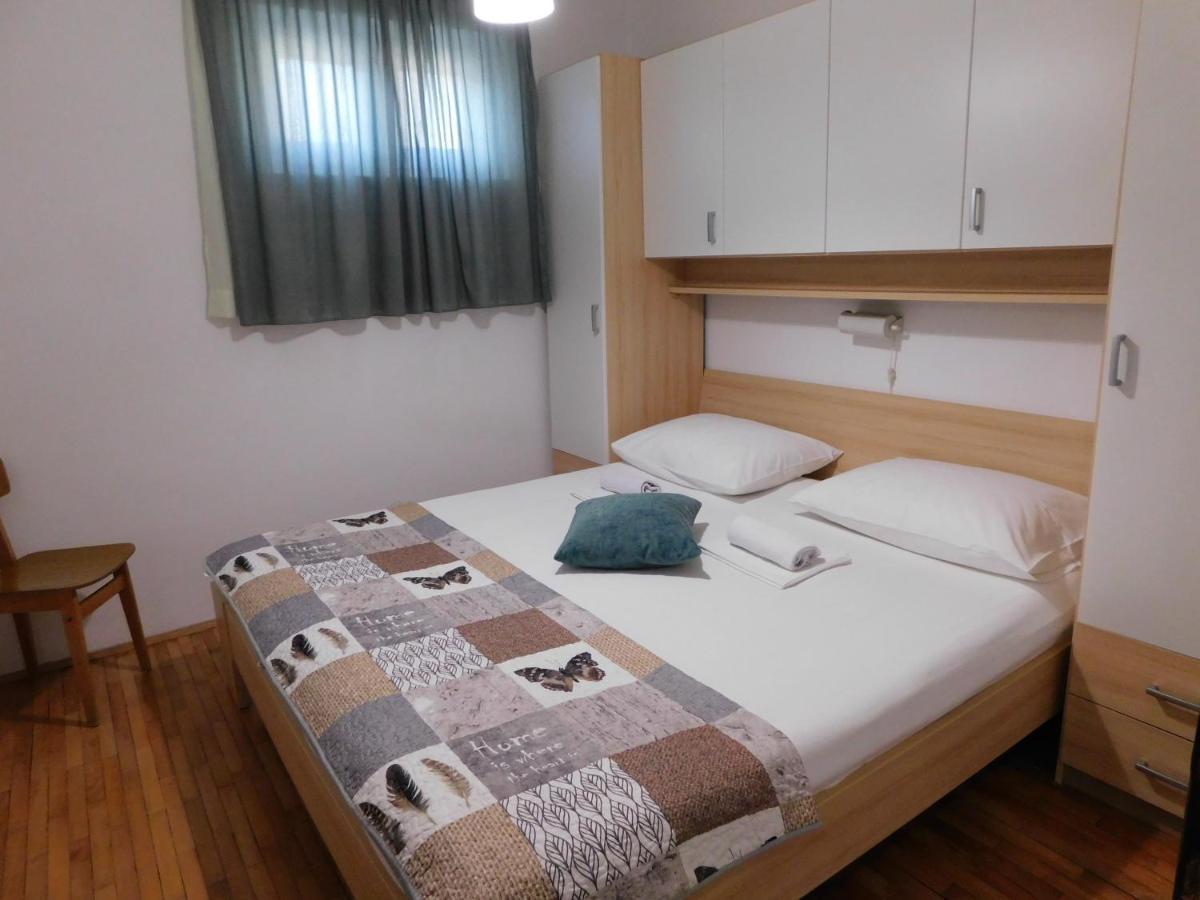 Apartmani Salus Pag Town Exteriör bild