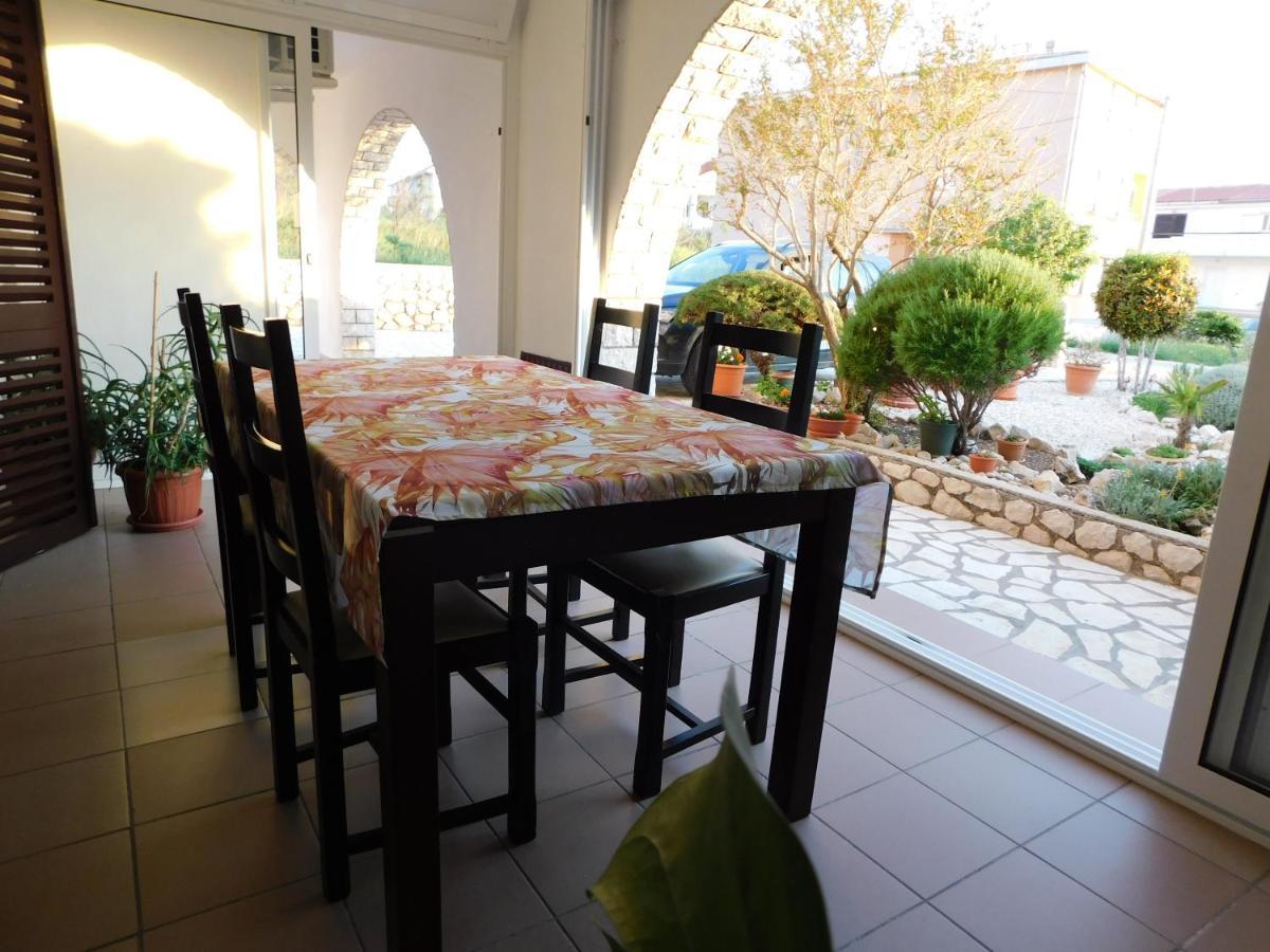 Apartmani Salus Pag Town Exteriör bild